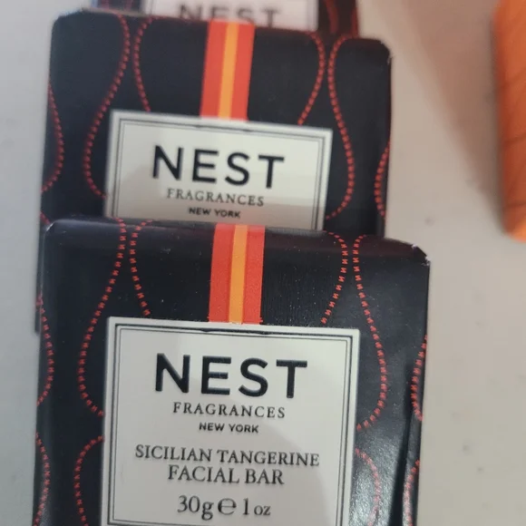 NEST Bundle Pumpkin Chai Diffuser & Candle + 3 Nest Tangerine Facial Bars - Picture 2 of 8
